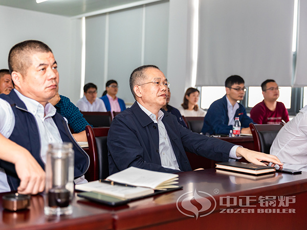 中正鍋爐銷(xiāo)售菁英們入神聽(tīng)講