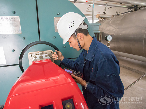 中正鍋爐服務(wù)人員調試燃燒器